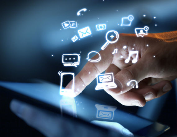 Aunque hace años las redes sociales eran mal vistas en los lugares de trabajo, ahora su percepción ha cambiado. Foto: Shutterstock