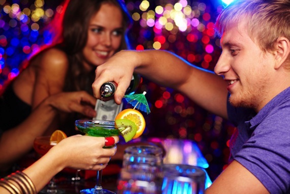 Beber con frecuencia podría mejorar la posición social, afirman los investigadores. Foto: Shutterstock