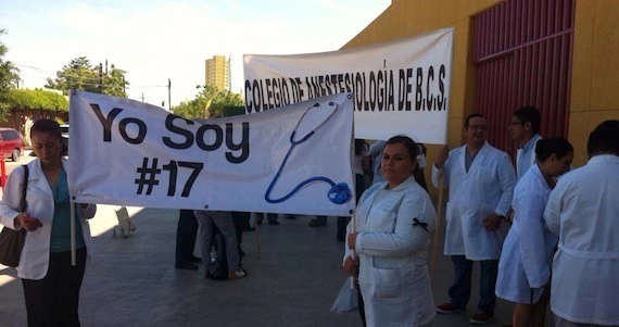 Colegas del médico detenido protestando frente al Poder Judicial del estado. Foto: Facebook.