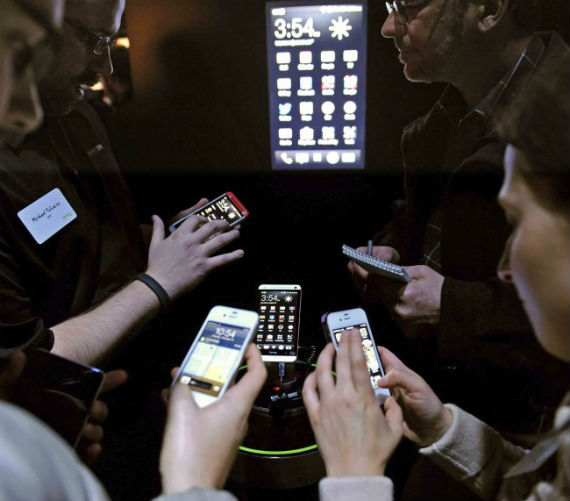 La afición que muchos desarrollan hacia sus teléfonos celulares los sigue hasta la cama. Foto: EFE