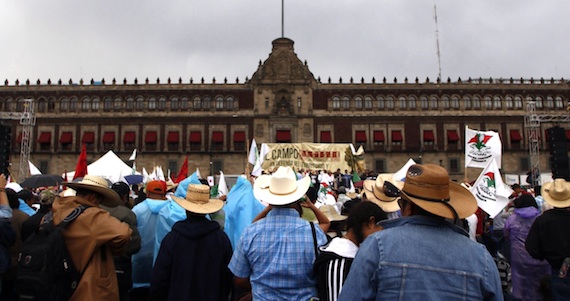 Los manifestantes arribaron al Zócalo para realizar un mitin. Foto: Francisco Cañedo, SinEmbargo.