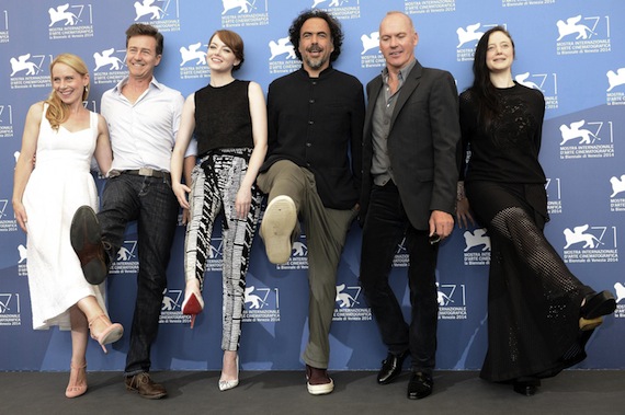Los actores estadounidenses (de izq. a dcha.) Amy Ryan, Edward Norton, Emma Stone, el director mexicano Alejandro González Iñárritu, el actor estadounidense Michael Keaton y la actriz británica Andrea Riseborough. Foto: EFE