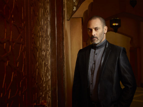 El actor israelí Ashraf Barhom hace un gran papel como el hermano malvado, pero sus líneas son exageradas y maniqueas. Foto: Especial