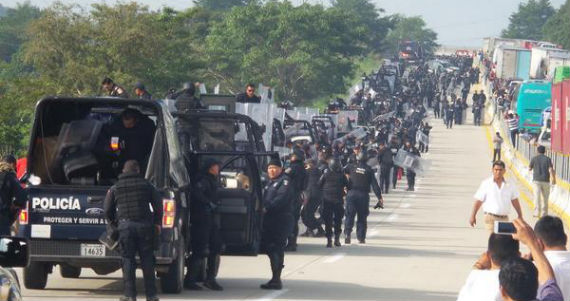 La Policía Federal en busca de una negociación. Foto: Twitter (@Miscejitas)