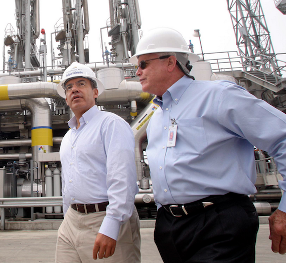 El ex Presidente Felipe Calderón y Donald E. Felsinger, presidente de Sempra Energy, al inaugurar en 2008  la terminal de recibo de almacenamiento y regasificacion de gas natural licuado "Energia Costa Azul". Foto: Cuartoscuro.