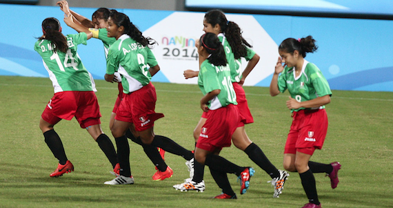 Las jugadoras celebraron las anotaciones. Foto: Conade
