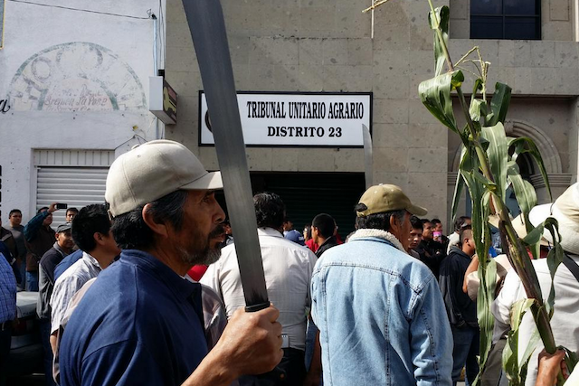 Uno de los ejidatarios en la manifestación. Foto: Twitter (@AtencoFPDT)