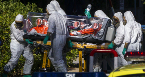 El religioso Miguel Pajares, el primer español contagiado de ébola, y la misionera Juliana Bohi, que llegaron a la base de Torrejón de Ardoz (Madrid) esta mañana, a su llegada al hospital Carlos III, donde recibirán tratamiento. Foto: EFE