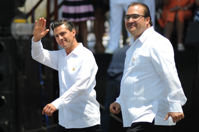 Duarte y EPN durante la ceremonia conmemorativa a la gesta heroica del puerto. Foto_ EFE