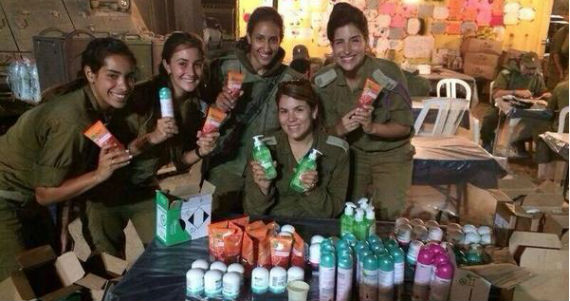 En la imagen se puede ver a cinco mujeres soldado, vestidas de verde camuflaje y en lo que parece ser un campamento militar por el tanque que se aprecia al fondo. Foto: HuffingtonPost