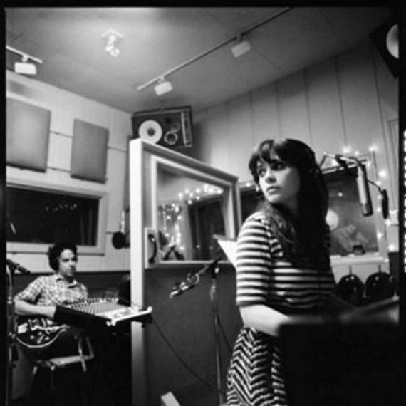 La hermosa Zooey Deschanel regresa a la música con su proyecto She & Him. Foto: Sony Music