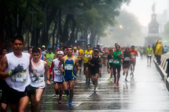 Bajo la lluvia, cientos de corredores participan en el Maratón. Foto: Cuartoscuro