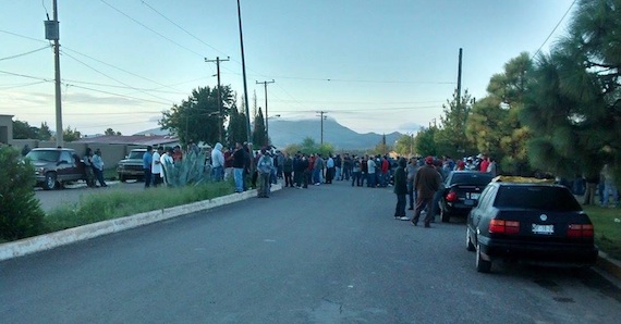 Ex trabajadores de la mina de Cananea, en Sonora, tomaron esta mañana los accesos al lugar. Foto: Twitter @soycobre