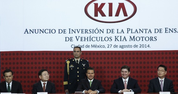 El presidente Enrique Peña Nieto acompañado de Ildefonso Guajardo, secretario de Economía; Hyung -Kun Lee, vicepresidente de Estrategia Global de Kia Motors y Rodrigo Medina de la Cruz, gobernador de Nuevo León durante el evento de anuncio de inversión de la planta de ensamble de vehículos Kia Motors que se realizó en el Museo Tecnológico. Foto: Cuartoscuro.