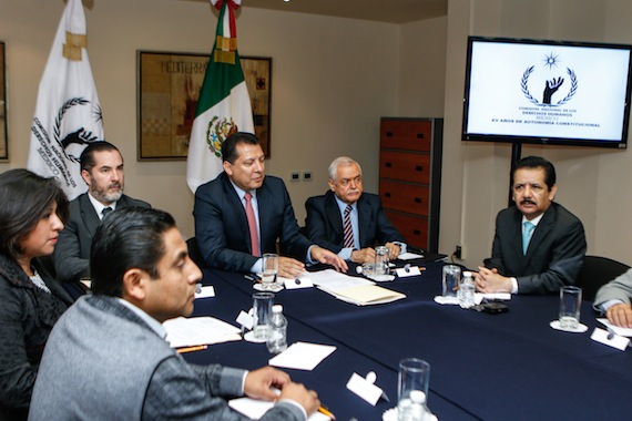 Los legisladores ROxana Luna y Luis Sánchez entregaron las pruebas al doctor Raúl Plascencia, presidente de la CNDH. Foto: Francisco Cañedo, SinEmbargo