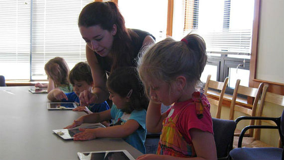 ScratchJr le permite a los niños, entre otras cosas, aprender a programar cuentos y juegos interactivos usando bloques gráficos. Foto: ScratchJr