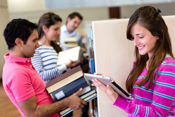 La investigación dice que el peso y la sensación de un verdadero libro puede ser un factor para diferenciar ambas experiencias de lectura. Foto: Shutterstock