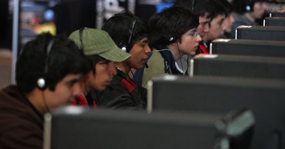 Según algunos autores nuestras vidas detrás de las pantallas carecen de importancia por ser un intento de sustituir las conversaciones reales con relaciones superficiales para conseguir más seguridad. Foto: EFE