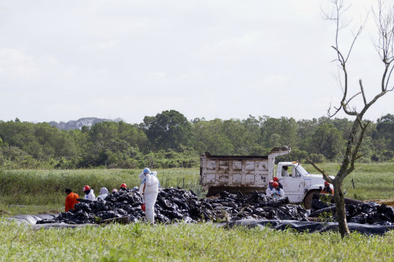 Empleados subcontratados por Petróleos Mexicanos laboran a marcha forzada en las inmediaciones de la válvula de seccionamiento El Polvorín, donde al menos se han derramado ochocientos mil litros de crudo de petróleo en Coatzacoalcos. FOTO: Cuartoscuro.