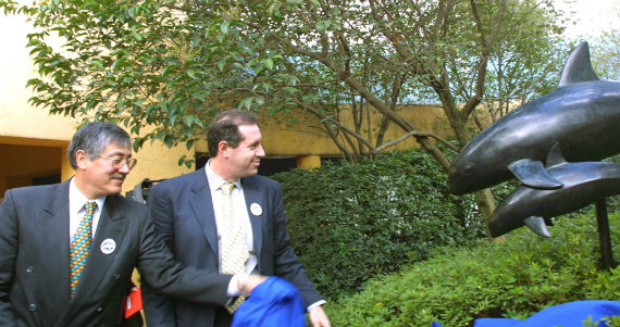 Fotografía del 2002  del Secretario de Medio Ambiente y Recursos Naturales Víctor Lichtiguer al develar la placa de la escultura de la Vaquita Marina para su "protección".