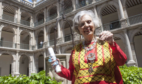 Elena Poniatowska muestra la medalla del Premio Cervantes. Foto: Especial