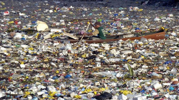 Fotos como esta, del puerto de Manila, se anuncian regularmente en las redes sociales como la "Isla de basura" del Pacífico. Foto: io9