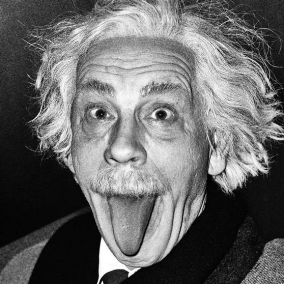 Como Albert Einstein en la célebre fotografía de Arthur Sasse. Foto: Facebook