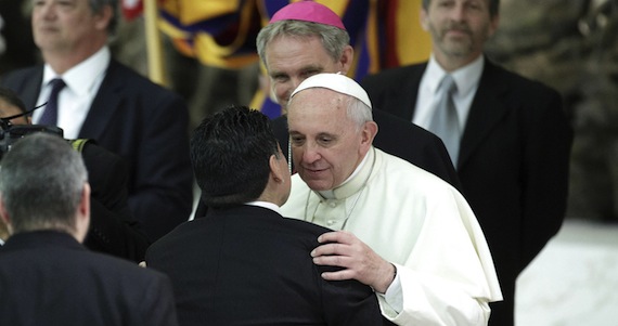 El exfutbolista argentino Diego Armando Maradona (c) es saludado por el papa Francisco (d) durante un encuentro en el Vaticano hoy, lunes 1 de septiembre de 2014. Foto: EFE