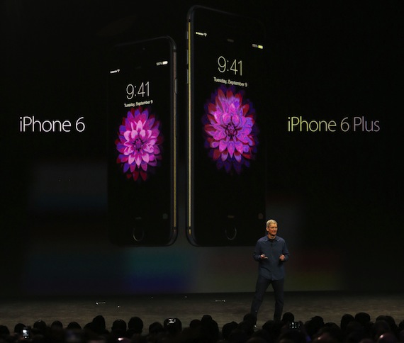 Una de las principales diferencias del iPhone 6 con respecto a sus antecesores es el tamaño de la pantalla. Foto: EFE