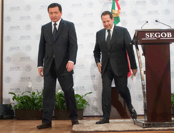 31 de marzo de 2014. Eruviel Ávila detrás de Osorio Chong, en uno de los muchos “rescates” del Edomex por parte de Gobernación. Foto: Cuartoscuro