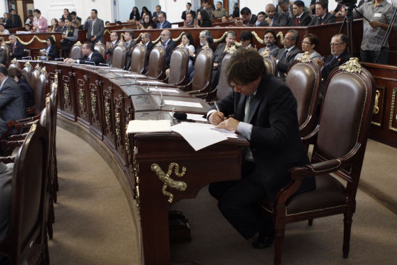 En México, la Ley Federal de Responsabilidades Administrativas de los Servidores Públicos obliga a quienes trabajan en dependencias y organismos gubernamentales del ámbito federal a informar de su situación patrimonial. Foto: Cuartoscuro