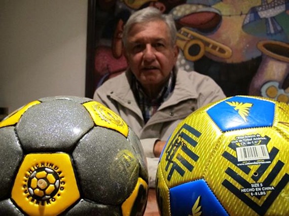 AMLO pidió a Emilio Azcárraga apoyar a las familias productoras de balones en Guerrero. Foto: Facebook AMLO