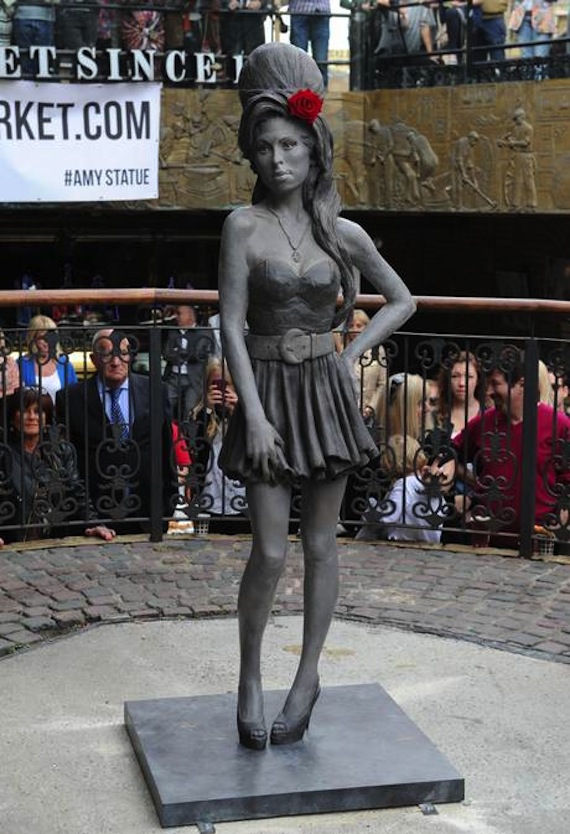 La estatua de Amy Winehouse fue inaugurada por su padre, este 14 de septiembre, cumpleaños de la cantante. Foto: The Guardian