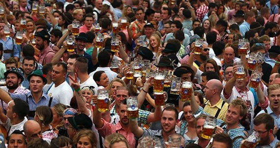 La fiesta comenzó al mediodía, pero horas antes y a pesar de la lluvia ya ser formaban largas colas. Foto: EFE