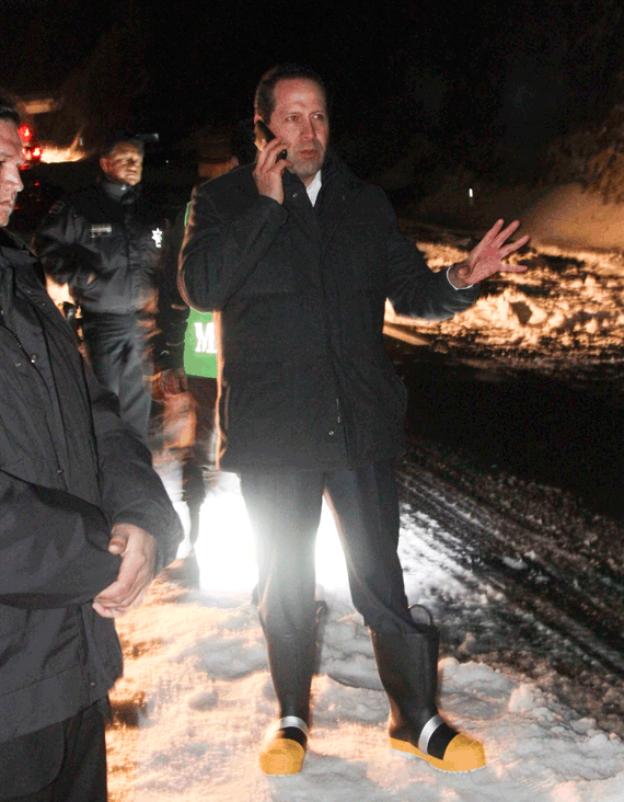 Eruviel en acción, rodeado de fotógrafos, durante una granizada. Foto: Cuartoscuro