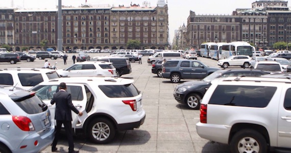 Este mediodía los invitados al II Informe de Gobierno de EPN, llenaron de automóviles la explanada del Zócalo. Foto: Francisco Cañedo, SinEmbargo