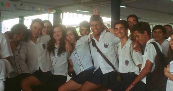 Los alumnos del colegio Pedro II de Río de Janeiro se solidarizaron con su amiga vistiendo falda. Foto: Facebook Os Cariocas