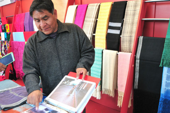 Maestros artesanos provenientes de 26 comunidades se reúnen cada año para mostrar el arte de hacer rebozos.Foto: CONACULTA