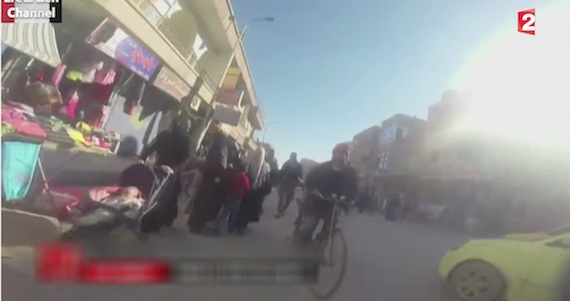 Otro de los momentos más impactantes es cuando un hombre en un coche le recrimina a la mujer que no vaya lo suficientemente tapada. Foto: Especial