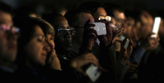 La masificación de los smartphones y tablets llevó a la fotografía a un terreno digital. Foto: EFE
