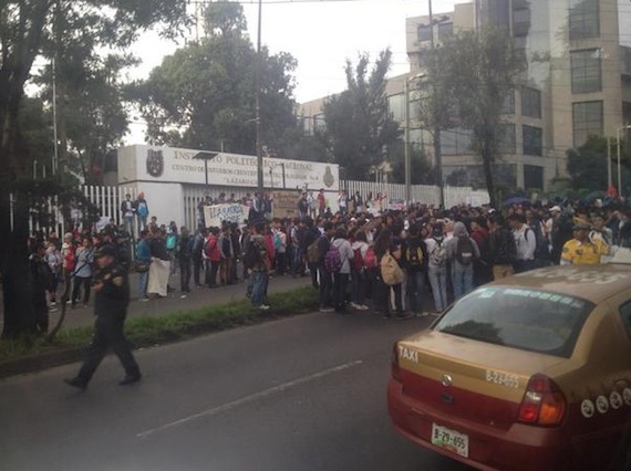 Alumnos del Cecyt 4 realizan manifestaciones en Constituyentes. Foto: @AleArandano