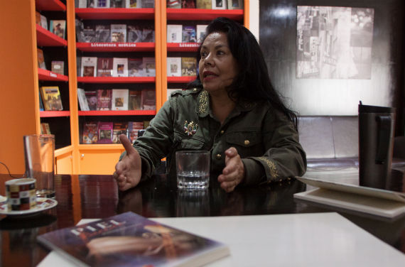 Josefina Estrada presenta "Piel bandida", libro de cuentos publicado por Cal & Arena. Foto: Antonio Cruz, SinEmbargo