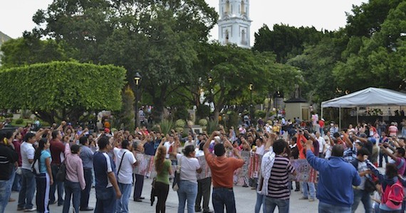 Familiares y compañeros de desaparecidos en Guerrero, viajaron a la Segob para entregar su pliego petitorio. Foto: Cuartoscuro 