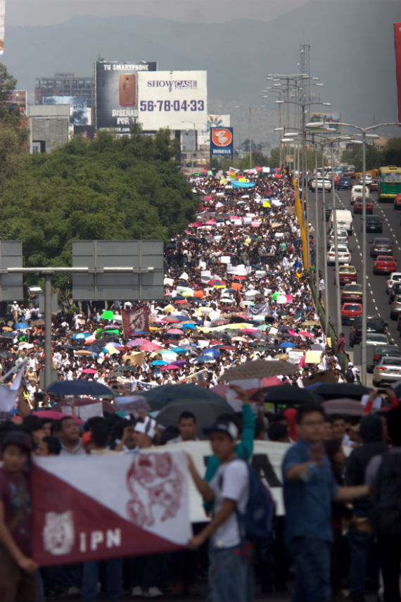 Miles de estudiantes de diversas escuelas del IPN marcharon ayer en el DF. Foto: Francisco Cañedo, SinEmbargo