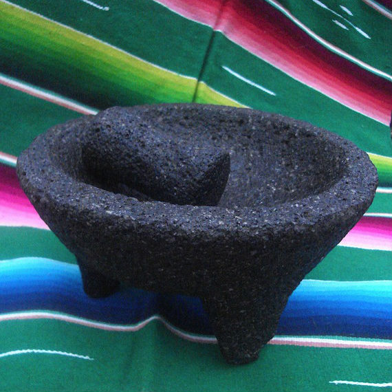 Amado por muchos, desconocido por otros, cada día que pasa el molcajete es una pieza que tiene el museo como destino. Foto: Wikimedia Commons