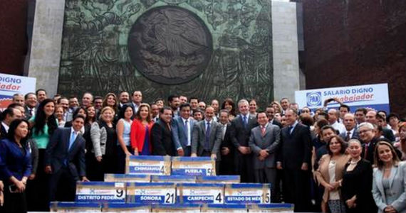 Las firmas llegaron al Palacio Legislativo de San Lázaro en 67 cajas foliadas y separadas por estados. Foto: PAN. 