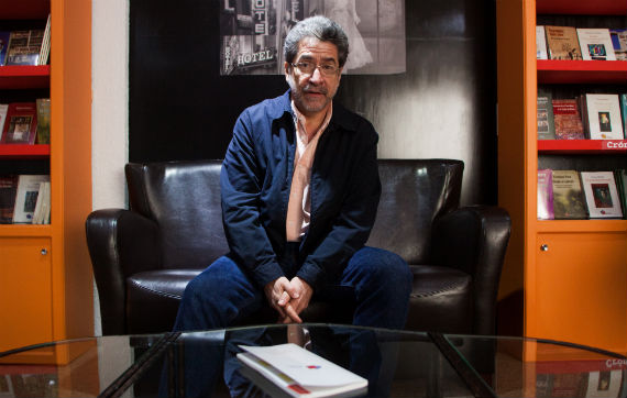 Rafael Pérez Gay posa con cara de sorpresa en las oficinas de Cal y Arena. Foto: Antonio Cruz, SinEmbargo