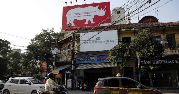 "La vitalidad viene del estilo de vida, no de un trozo de cuerno", dice el mensaje. Foto: EFE.