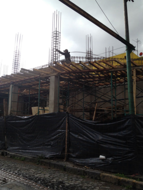 En la calle Santa Cruz 1, en el barrio homónimo, en Iztacalco, se construye un inmueble aunque se trata de una zona de conservación patrimonial. Foto: Mayela Sánchez, SinEmbargo