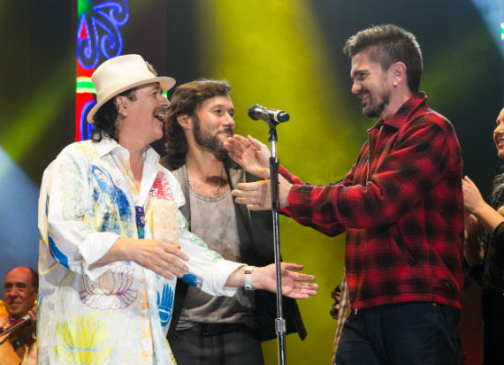 Carlos Santana con el argentino Diego Torres y el colombiano Juanes. Foto: Sony Music